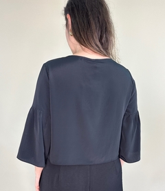 Blusa leve de crepe e manga ampla preta Lavinia - comprar online