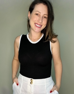 Regata de tricot preto com detalhe branco Bruna