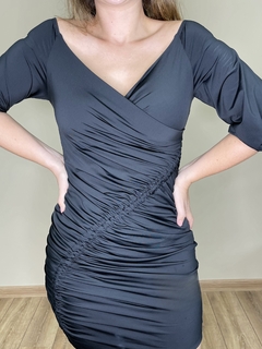 Vestido curto com mangas drapeado Shay - comprar online