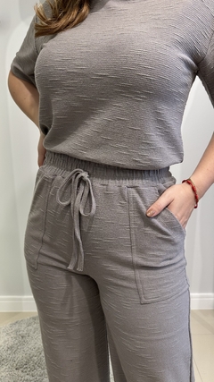 Conjunto cinza de calça reta e blusa de manga curta Flávia na internet