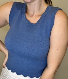 Blusa de fio azul sem manga Renata na internet