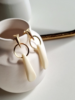 Brinco Norte off white dourado - Essa Moça Tem Bossa