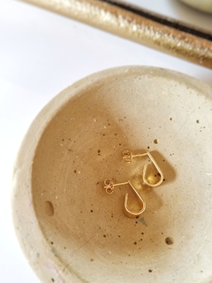 Brinco Lola mini dourado - Essa Moça Tem Bossa