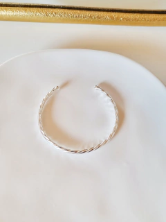 Bracelete Tordre Banho Prata - Essa Moça Tem Bossa