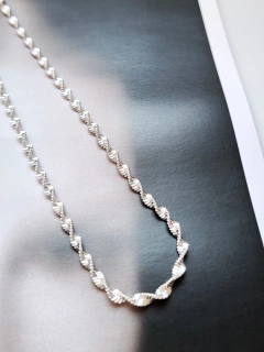 Gargantilha Lira Banho Prata na internet