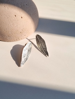 Brinco Pluma banho prata - Essa Moça Tem Bossa