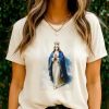 Off White - Camiseta Feminina Virgem Maria Coroada Com Manto Azul Em Gravura