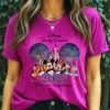 Fucsia - T-shirt Feminina Personagens Animados Frente A Castelo Com Fogos E 2027