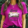Fucsia - T-shirt Feminina Gato Deitado No Sofá Estilo Vintage Estonada