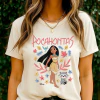 Off White - T-Shirt Feminina Ilustração Jovem Natureza com Guaxinim e Pássaro Colorido