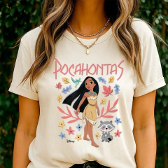 T-Shirt Feminina Ilustração Jovem Natureza com Guaxinim e Pássaro Colorido
