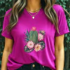 Fucsia - Camiseta Feminina Cacto Verde Com Flores Rosa Em Aquarela Tropical