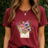 Bordo - Camiseta Feminina Envelope Aberto Com Flores Coloridas Em Aquarela