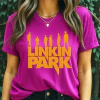 Fucsia - T-Shirt Feminina Silhuetas Linkin Park Amarelas e Tipografia Geométrica