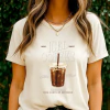 Off White - Camiseta Feminina Café Gelado Americano Com Copo Ilustrado E Tipografia Retrô