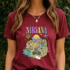 Bordo - T-Shirt Feminina Estampa Nirvana Crianças Brincando Com Sol Sorridente e Arco-Íris