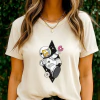 Off White - Camiseta Feminina Astronauta Cartoon Flutuando No Espaço Com Donuts Coloridos