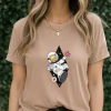 Cappuccino - Camiseta Feminina Astronauta Cartoon Flutuando No Espaço Com Donuts Coloridos
