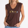 Marrom - Blusa Manga Japonesa Animais Amigos Caminhando Fundo Preto Nostálgico