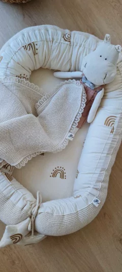 NIDO DE CONTENCIÓN WAFFLE CRUDO CON ESTAMPA ARCOIRIS en internet