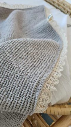 MANTA WAFFLE GRIS SIMPLE con Puntilla