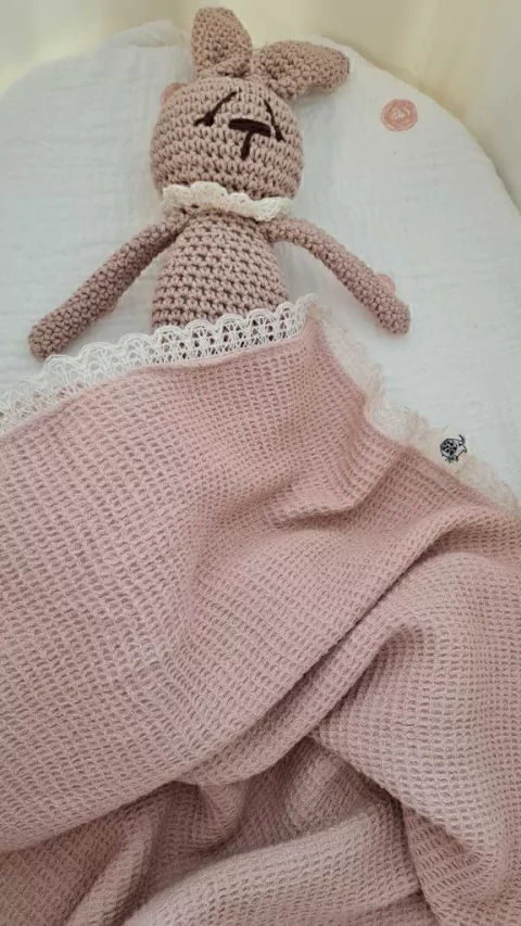 MANTA WAFFLE ROSA SIMPLE con Puntilla