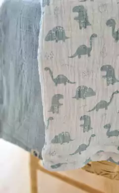 MANTA MUSELINA GASA DOBLE ESTAMPA BOSQUE Y DINOS en internet