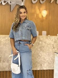 Camisa jeans cropped lança perfume