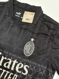 Camiseta Milan Pleasures Negra 23/24 - Nápoles Mix