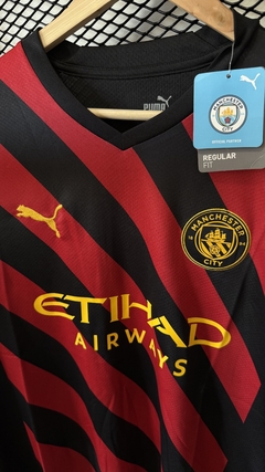 Camiseta Manchester City 2022/23 ~ 3era Negra y Roja - tienda online