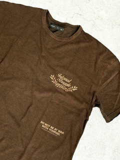 Remera Struggle Chocolate