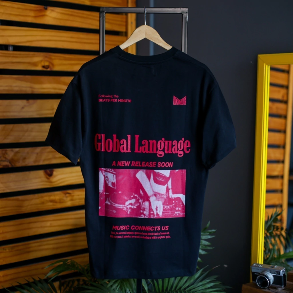 Remera Global Lenguage Negro