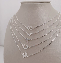 colar inicial banhado a prata - comprar online