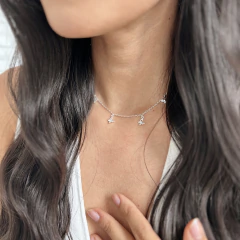choker mini borboletas cravejadas banhada a prata