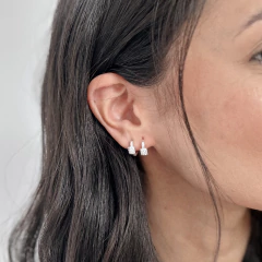 brinco argolinha quadrada cravejada banhada a prata