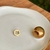 Pingente Ouro 18k Plaquinha Redonda com Símbolo Vazado - comprar online