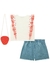 Conjunto de Blusa Boxy em Malha Textura Off e Vermelho e Shorts em Jeans Arkansas. Acompanha Bolsa Morango Kukiê na internet