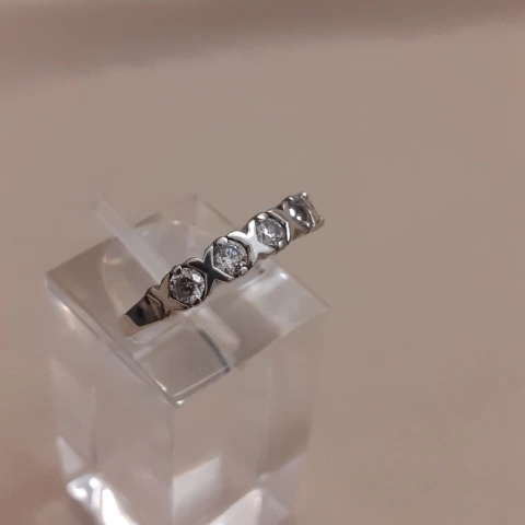 Anillo cintillo realizado en plata 925 y cubics