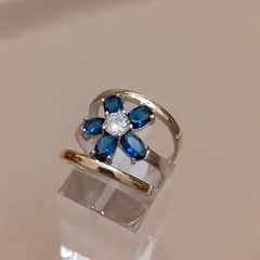 Gran Anillo flor plata y oro zafiros azules y cubics en internet