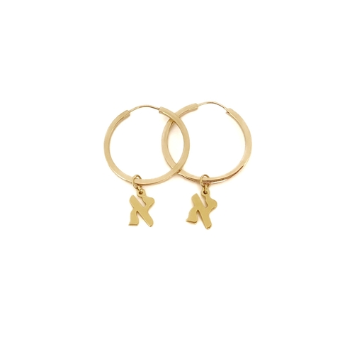brinco inicial em hebraico dourado