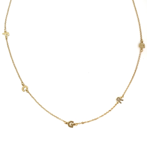 Colar com iniciais dourado