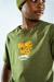 REMERA M/C ESTAMPA LOGO CENTRAL VERDE- 502N - tienda online