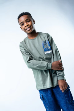 Imagen de 576N - REMERA M/L C/PUÑOS ESTAMPA FRENTE OVERSIZE - VERDE