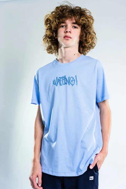 REMERA M/C ESTAMPA ESPALDA GRAFITI CELESTE- 537N - comprar online