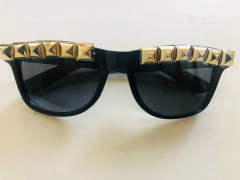 Gafas tachas dorada