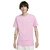 Camiseta Nike Sportswear Club Tee na cor rosa, exibida por um modelo com cabelos longos e tatuagens no braço.
