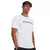 Camiseta branca da Under Armour com estampa no peito, modelo Camo Chest, vestida por um homem.