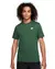 Camiseta Nike Sportswear Club na cor verde, modelo masculino, com logo da Nike no peito.