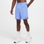 Homem usando shorts Nike DF Totality KNT 7in na cor azul claro, com tênis brancos e meias brancas.
