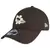 Boné New Era 920 Emoji com bordado de flor e folhas em um fundo marrom.